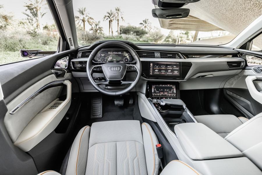 Торпедо Audi e-tron 55 Quattro 2019 года  (WW) (фото 350 из 452)